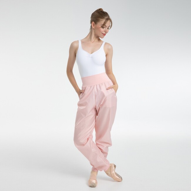 Which are your favorite season’s pants? There's no doubt about it... Our Adel pants in new colors & pockets are the ones! 💗💗
.

#intermezzodance #dancewithintermezzo #fordancers #ballet #ballerina #balletpants #trashbagpants #sweatpants #warmups #pointe #pointeshoes #balletlife #balletlovers